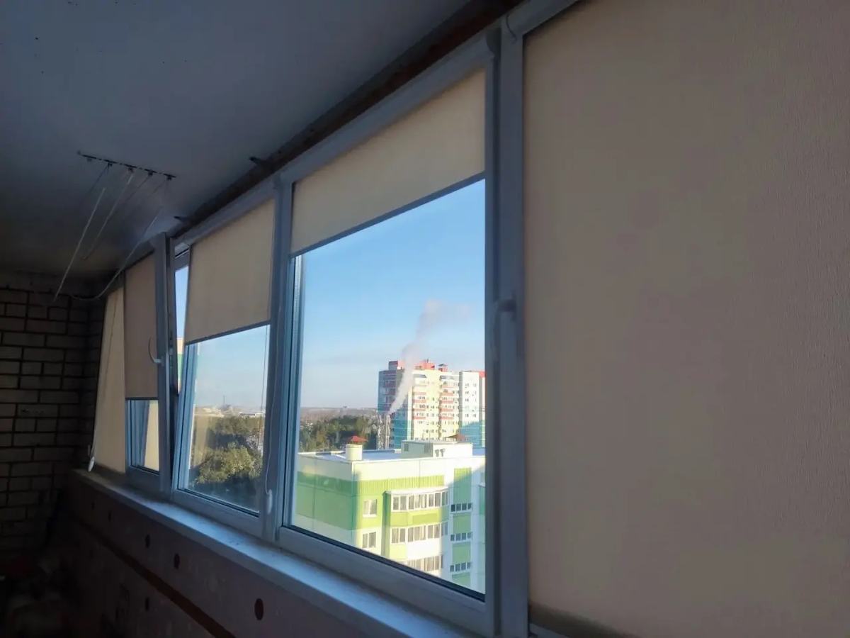 Кремовые шторы Уни-2 на балконе, вид на город