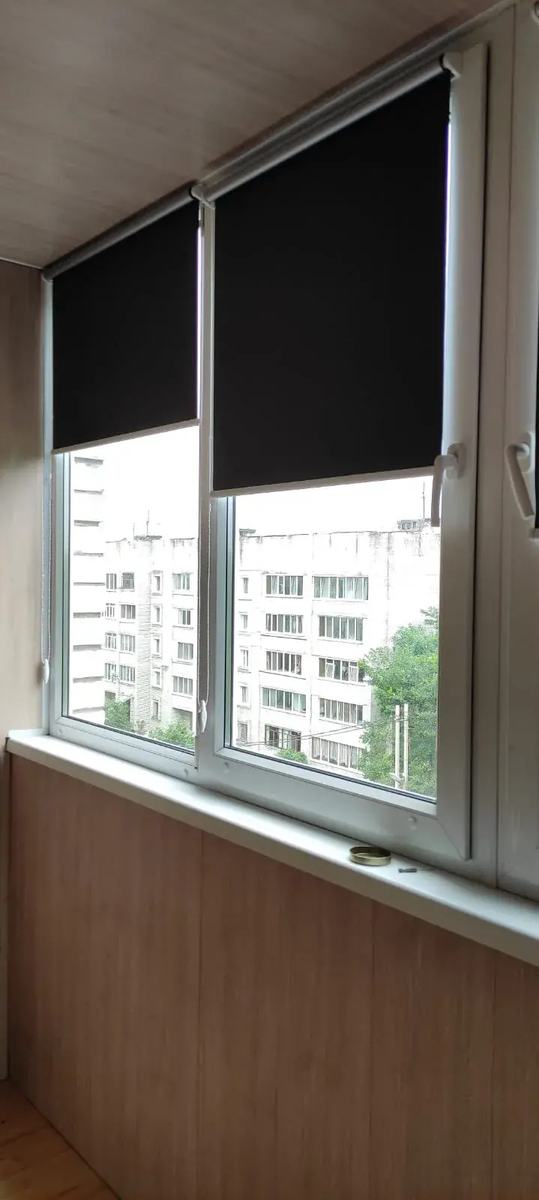 Тёмные шторы Мини на балконном окне