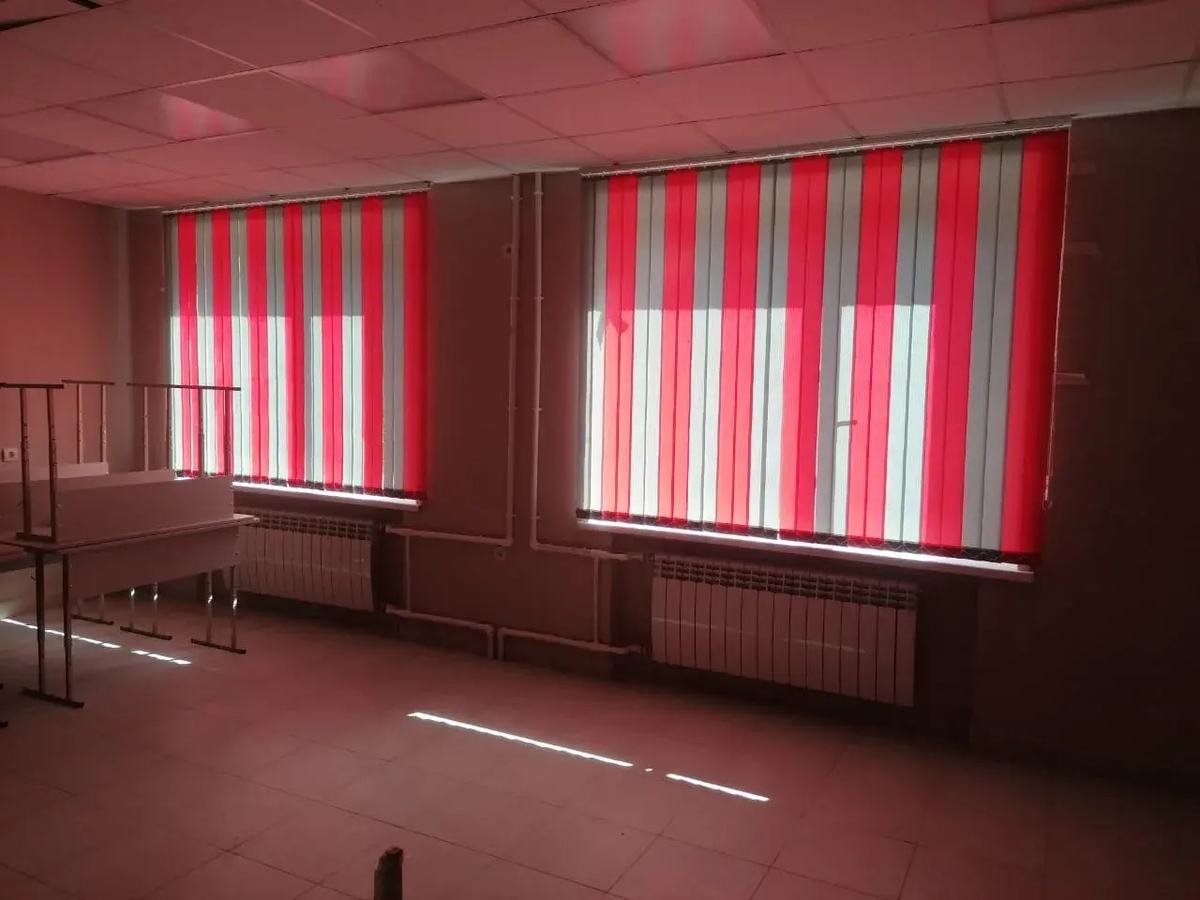 Розово-белые вертикальные жалюзи в учебном классе