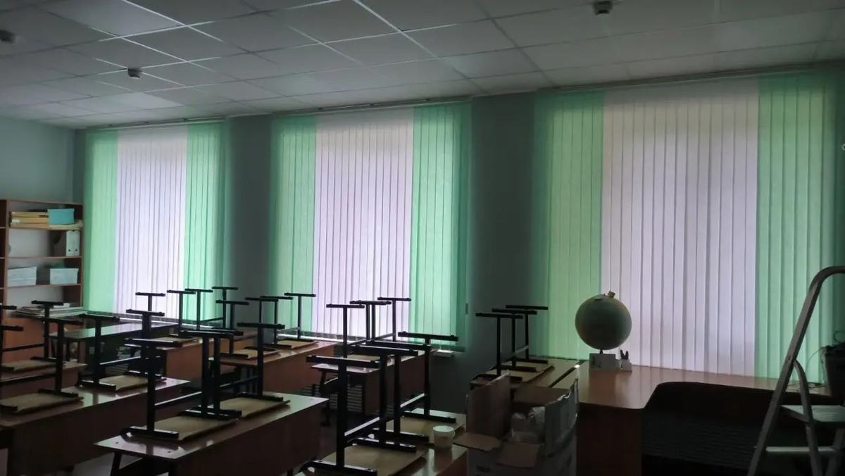 Зелёно-белые вертикальные жалюзи на трёх окнах класса